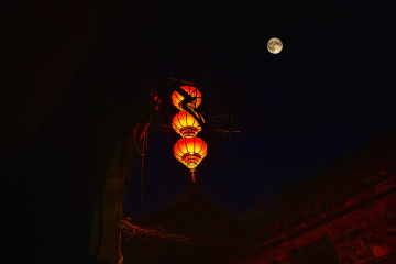暗夜里的三只红灯笼和圆月+南京老门东
