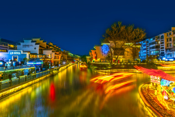 穿梭在夫子庙秦淮河上船轨和河畔的马年花灯+南京