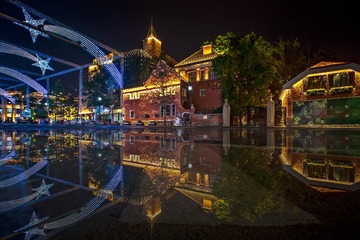雨后夜色光影中的德式建筑+山东青岛