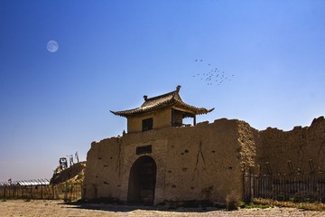 光影中的镇北堡影视城建筑+宁夏银川
