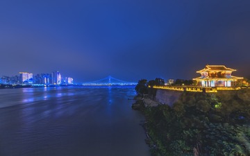 夜空下的襄阳城墙和汉江+湖北襄阳