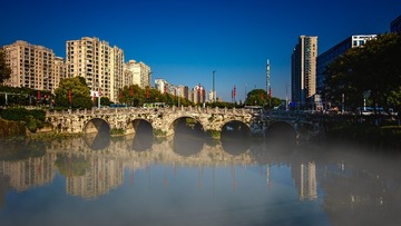 水面上有雾气的九龙桥+南京