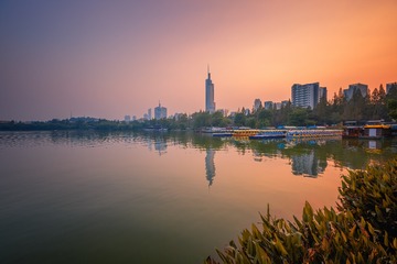 日落时分的玄武湖和紫峰大厦+南京