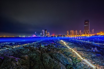 夜色海滩上的灯光秀+山东青岛栈桥旁