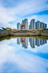 有水中倒影的诸葛亮雕像+诸葛亮广场（湖北襄阳）