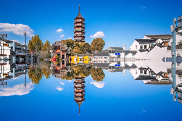 干净背景下的北寺塔，蓝天白云，中式建筑牌坊寺庙，苏州