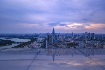 从楼顶停机坪俯瞰南京城+香格里拉大酒店（南京）
