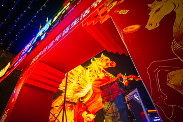 框架里仰拍的马年马型花灯+南京老门东