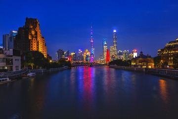 从乍浦桥眺望夜色中的东方明珠+上海