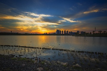 日落时分的九龙湖公园光影+南京