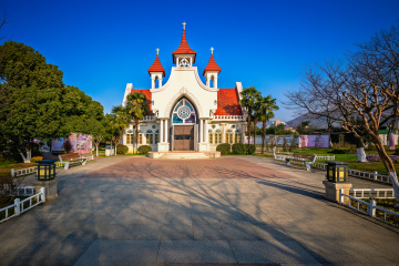干净天空背景前的教堂+南京情侣园