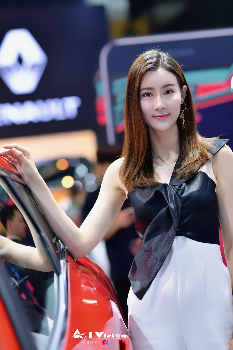 2018广州国际车展东风雷诺车模前三张模特林嘉