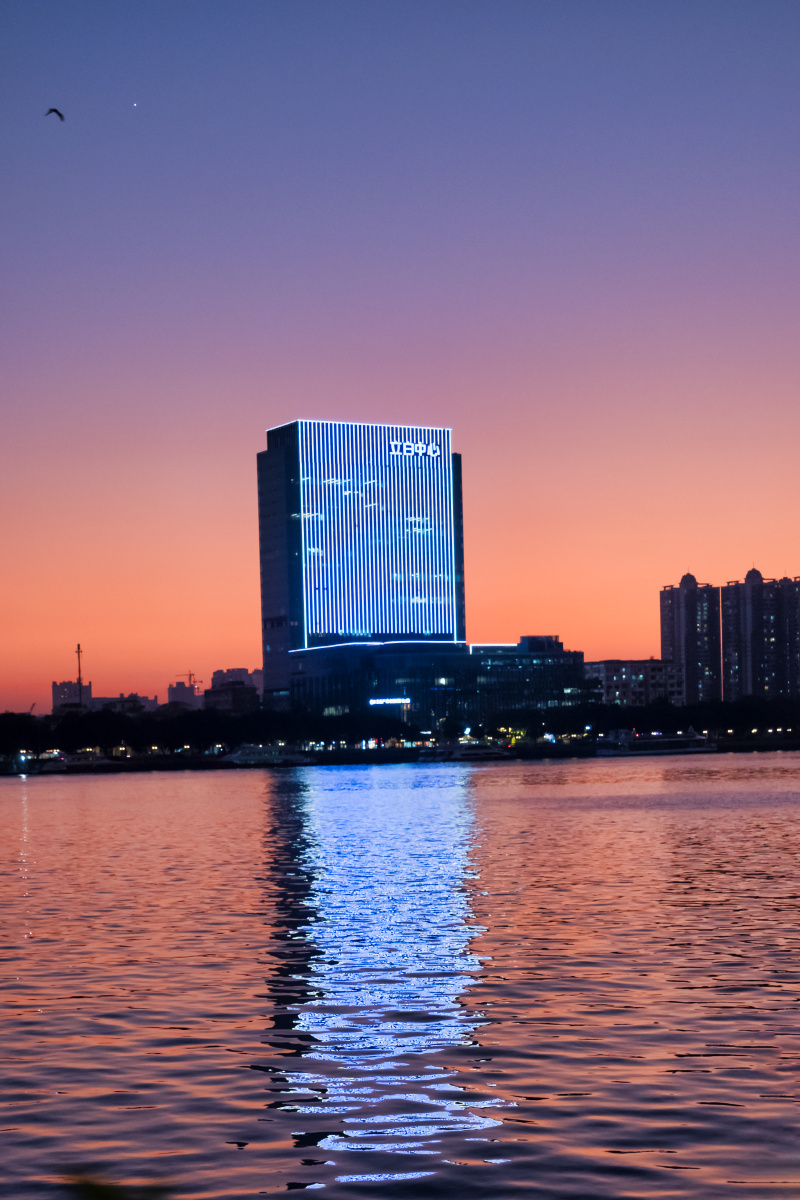 晚霞掩映的立白中心