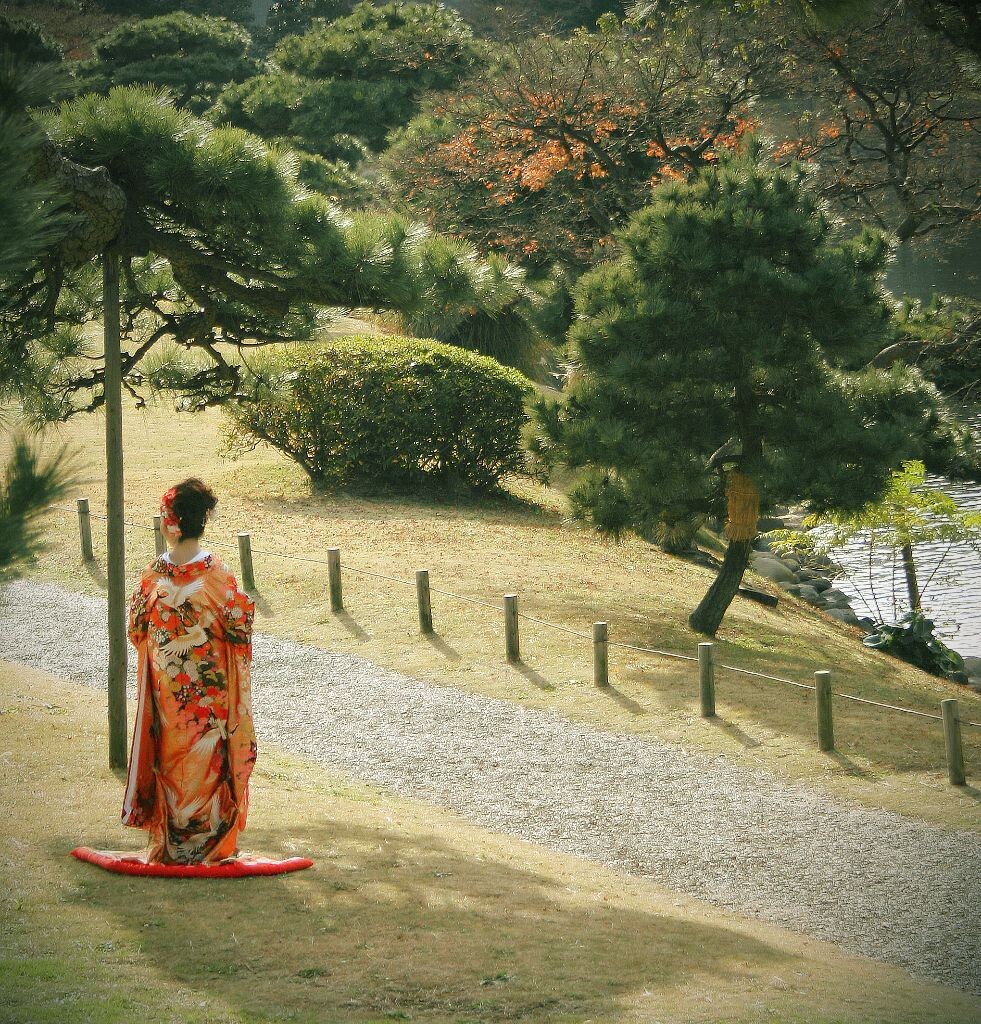 树下女子<br />
很久前的一张片子，今日重做，心情复杂。那个晴朗的秋天，我一个人游荡在日本的庭院中拍摄，如今这个闷热的夏天，我坐在北京一扇面东的窗下，无语回忆。