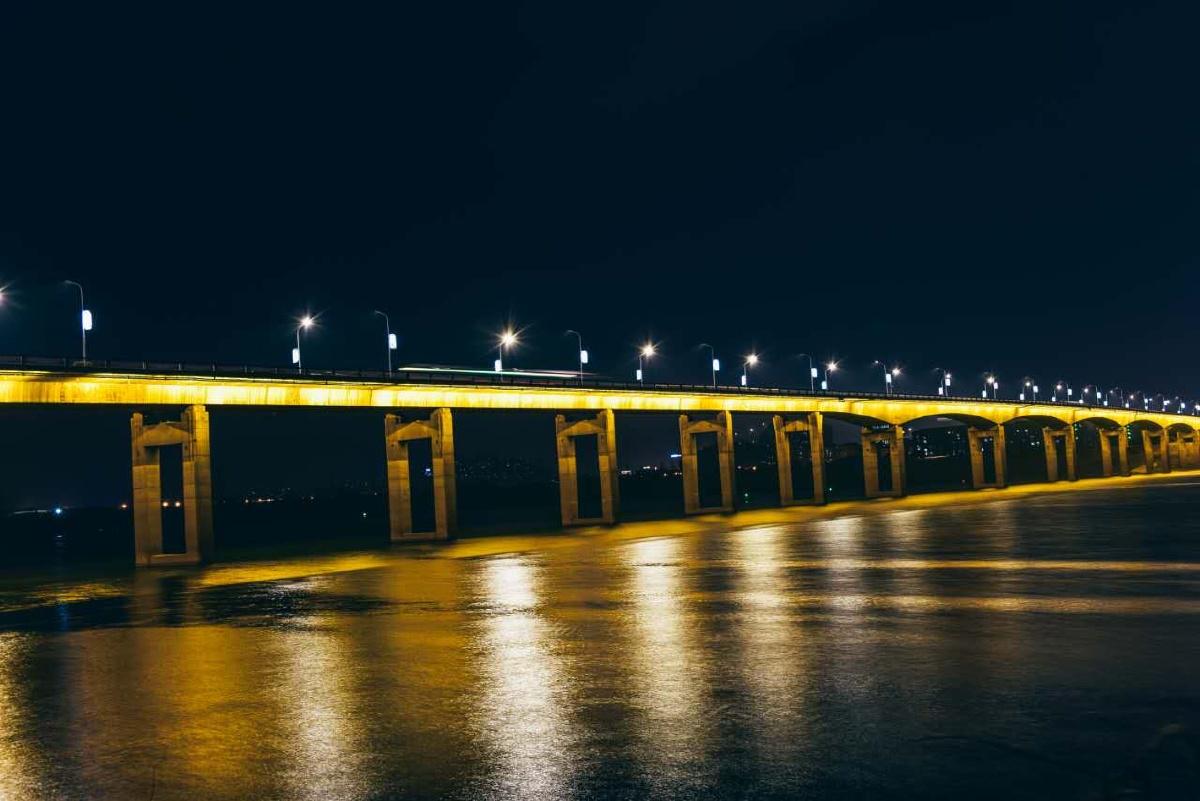 华灯初上夜未央易俗河的夜晚街头