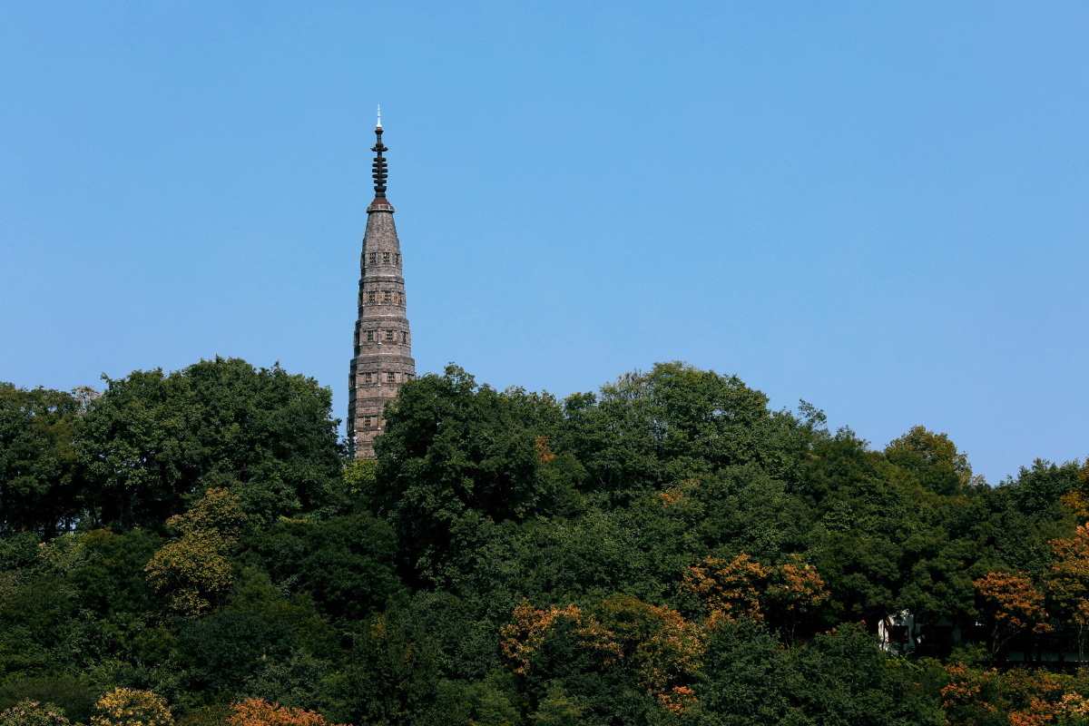 保俶塔杭州有三座很有名的塔雷峰塔六和塔和保俶塔人们称呼他们为雷峰