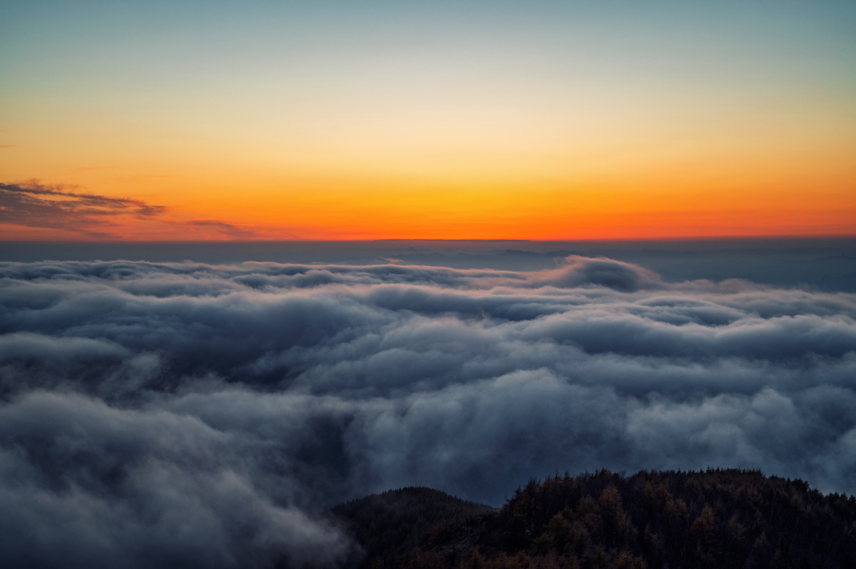 夕阳中的云海奇观