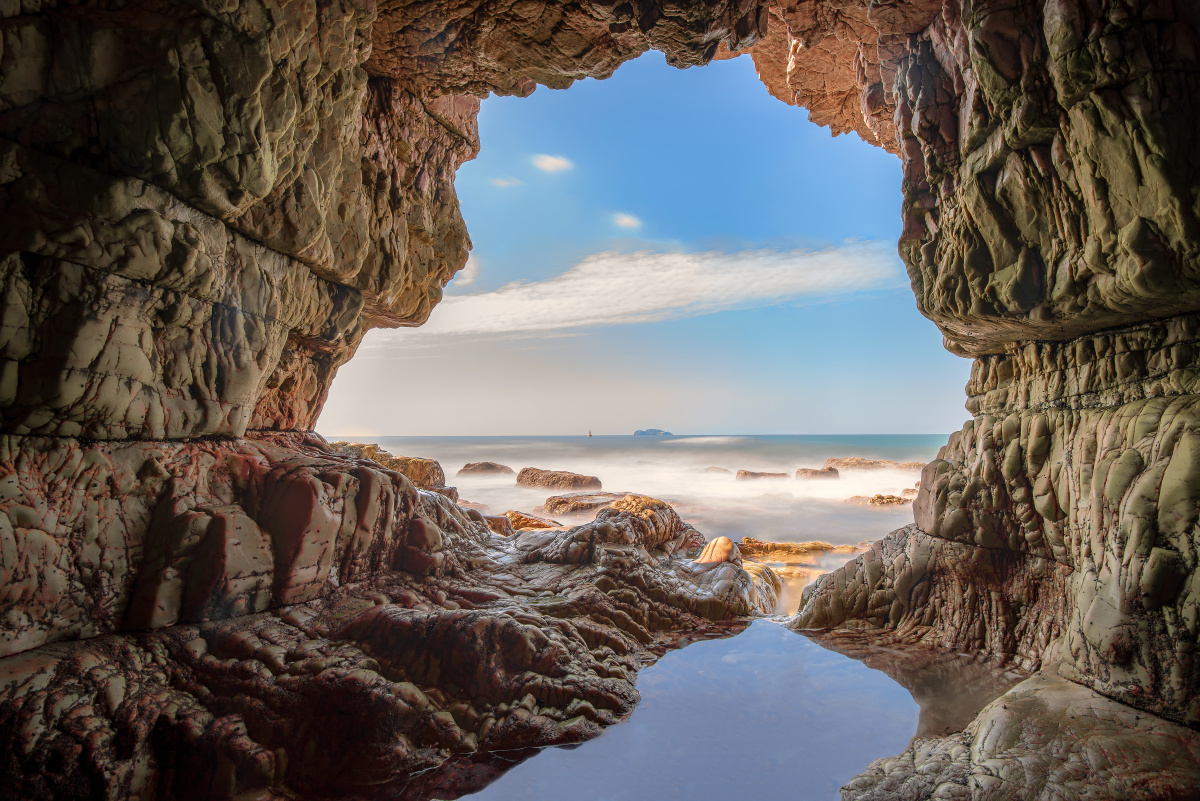 别有洞天 在烟台长岛的九丈崖景区,海浪拍打着岩石,发现一处面朝大海