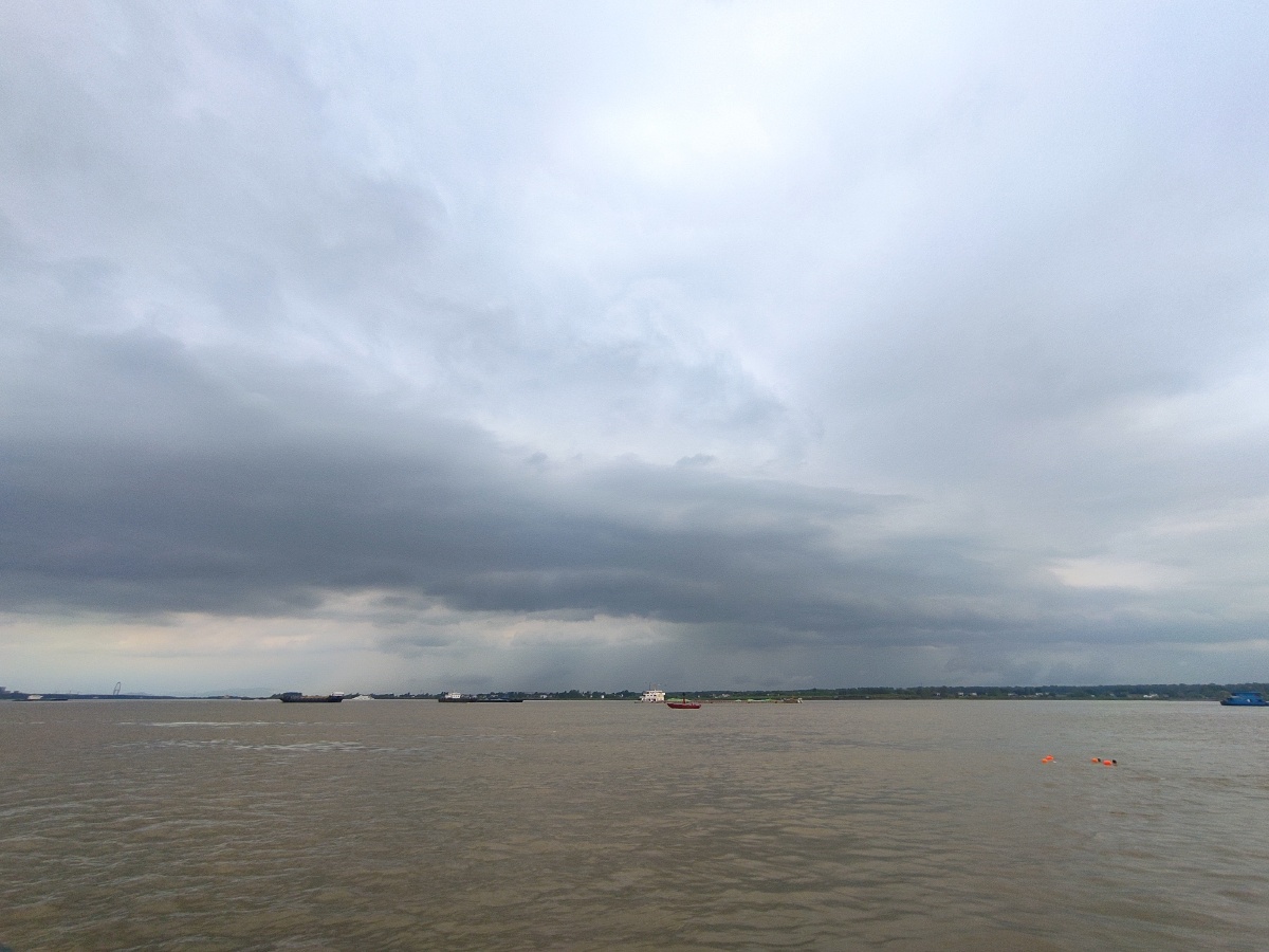 我住长江头君住长江尾日日思君不见君共饮长江水此水几时休此恨何时已