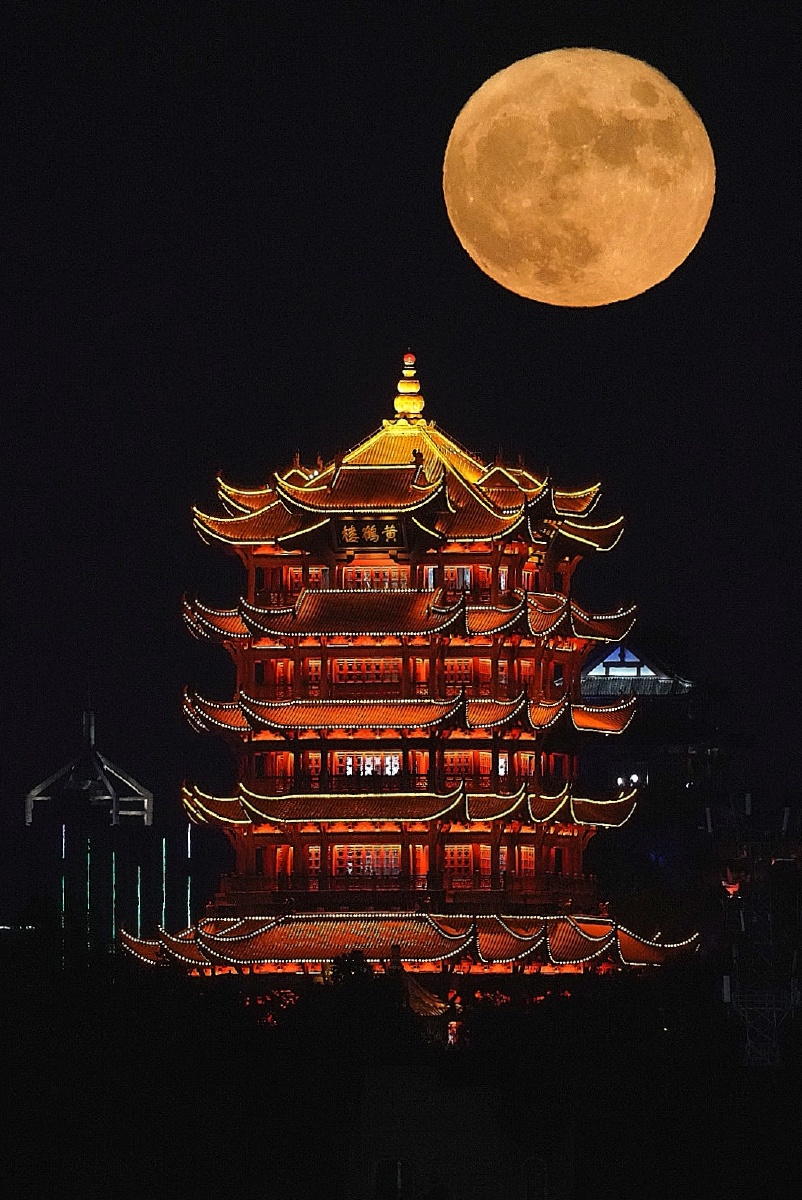 一轮明月从古楼升起江水带着月光奔腾向东但愿人长久千里共婵娟