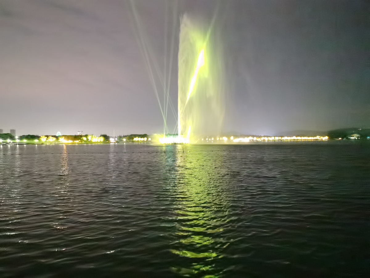 湖光夜景无锡蠡湖之光湖中心喷泉和彩色射灯灯光