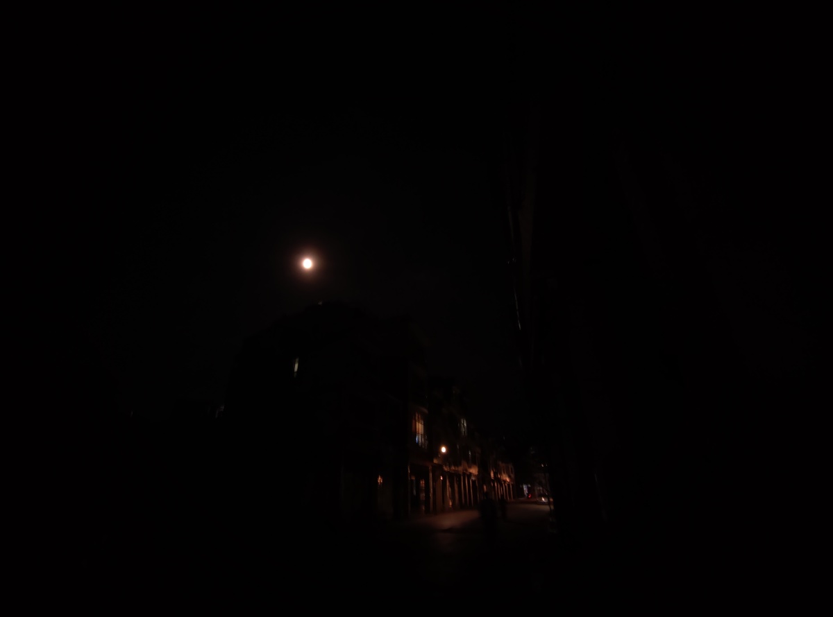 夜里微弱的灯光中仿佛是她的身影