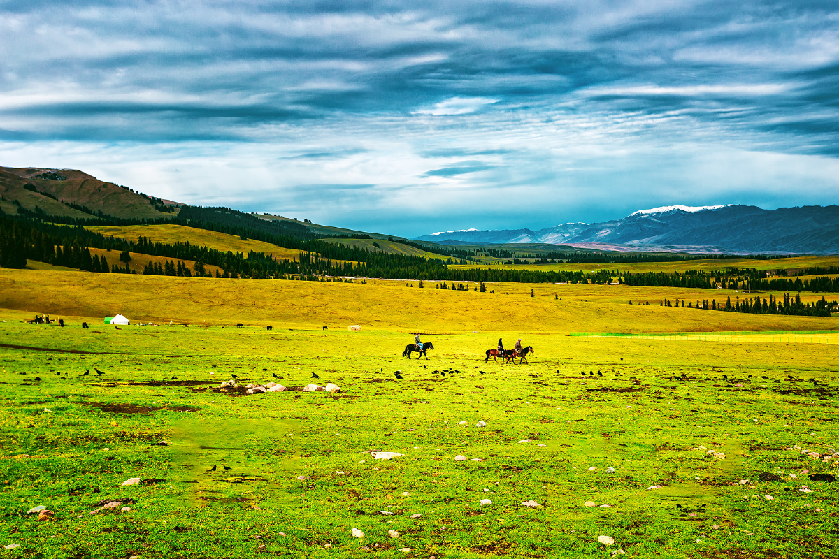 拍摄新疆那拉提草原 蓝色天空 远山草地骑马牧民.蓝闲关注
