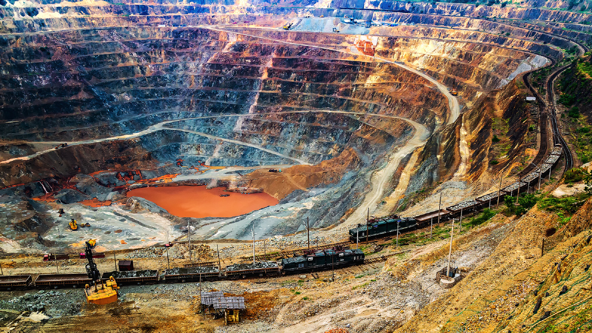 矿坑圆形火车运输一道道刻痕运输道路纪实地质学闪迪相机组中国地理