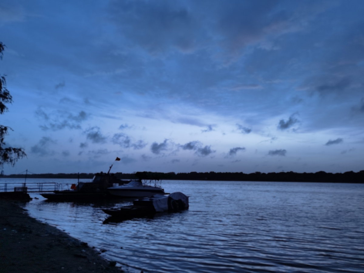 松花江夜色江水小船倒影