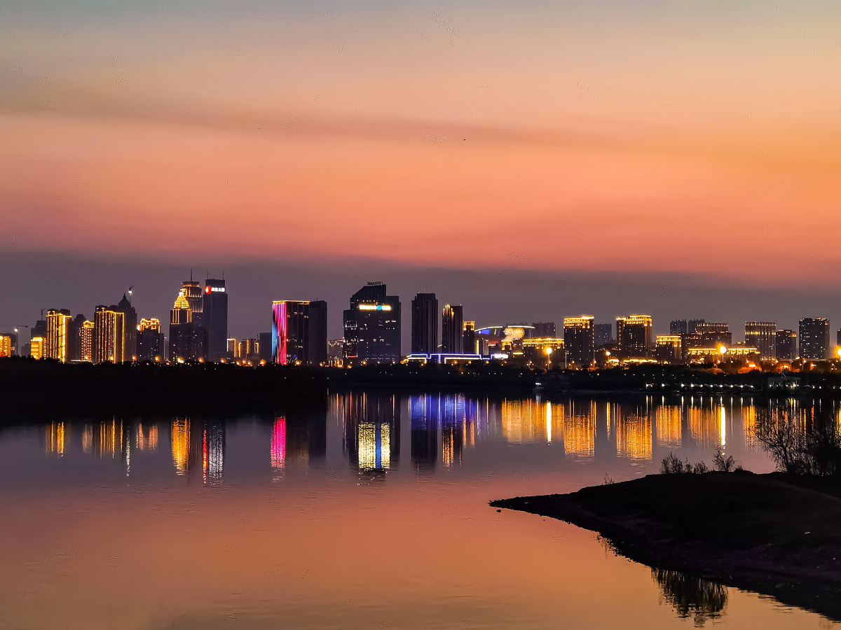 哈尔滨松北区滨水大道夜景组图3张