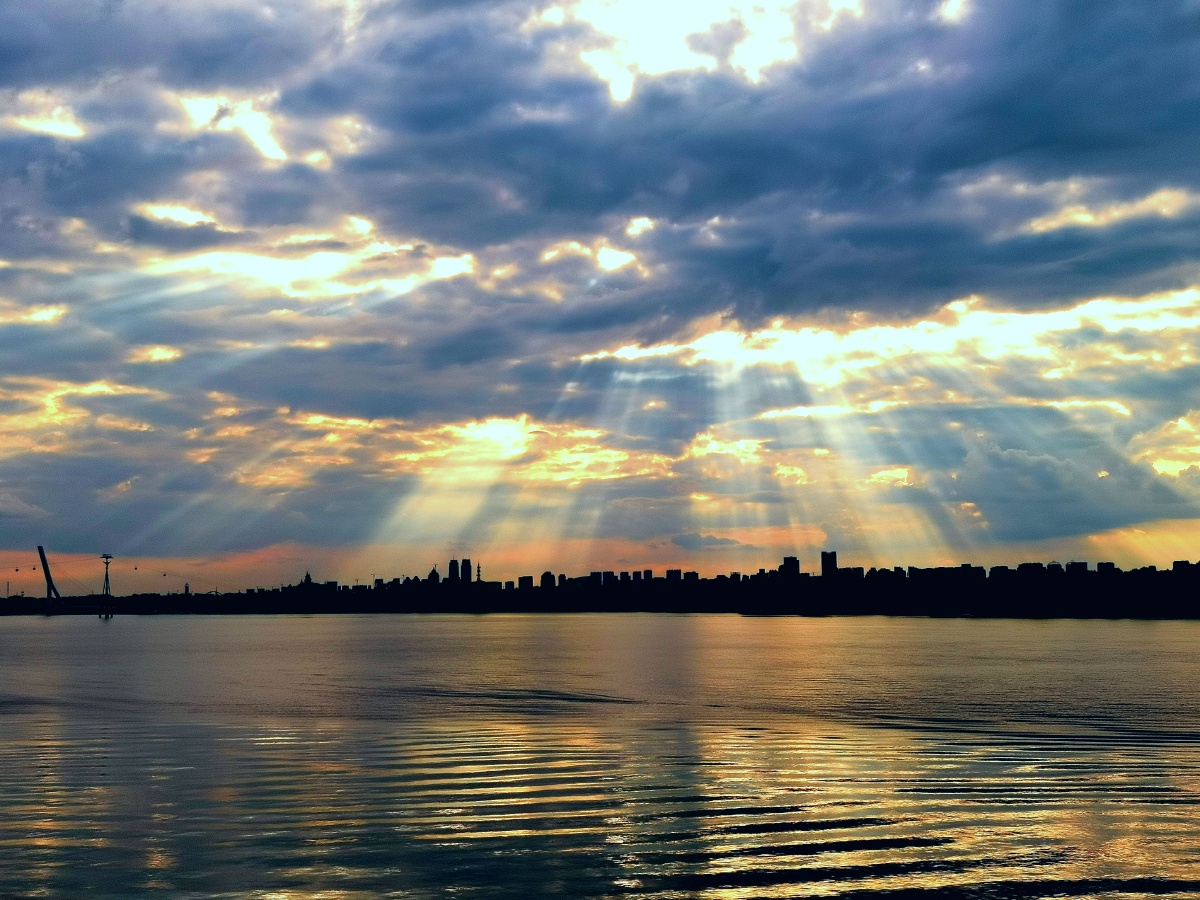 万道光芒耀大江傍晚的耶稣光照射在江面上