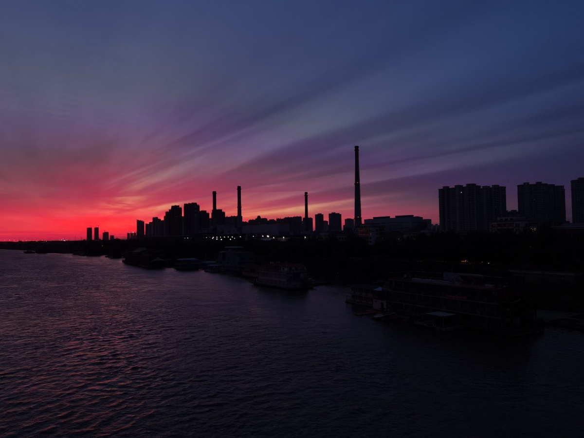 朝霞中的城市天际线