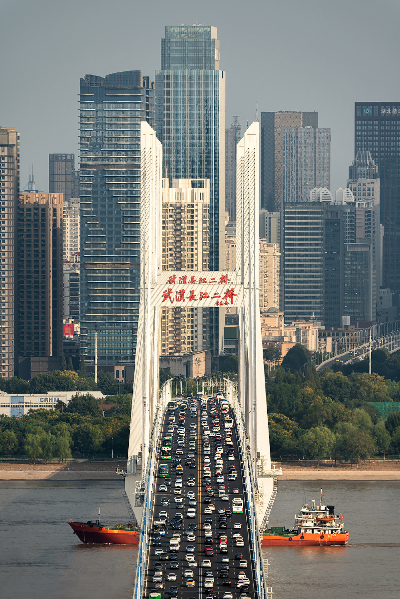 武汉长江二桥繁忙的水运和川流不息的车流