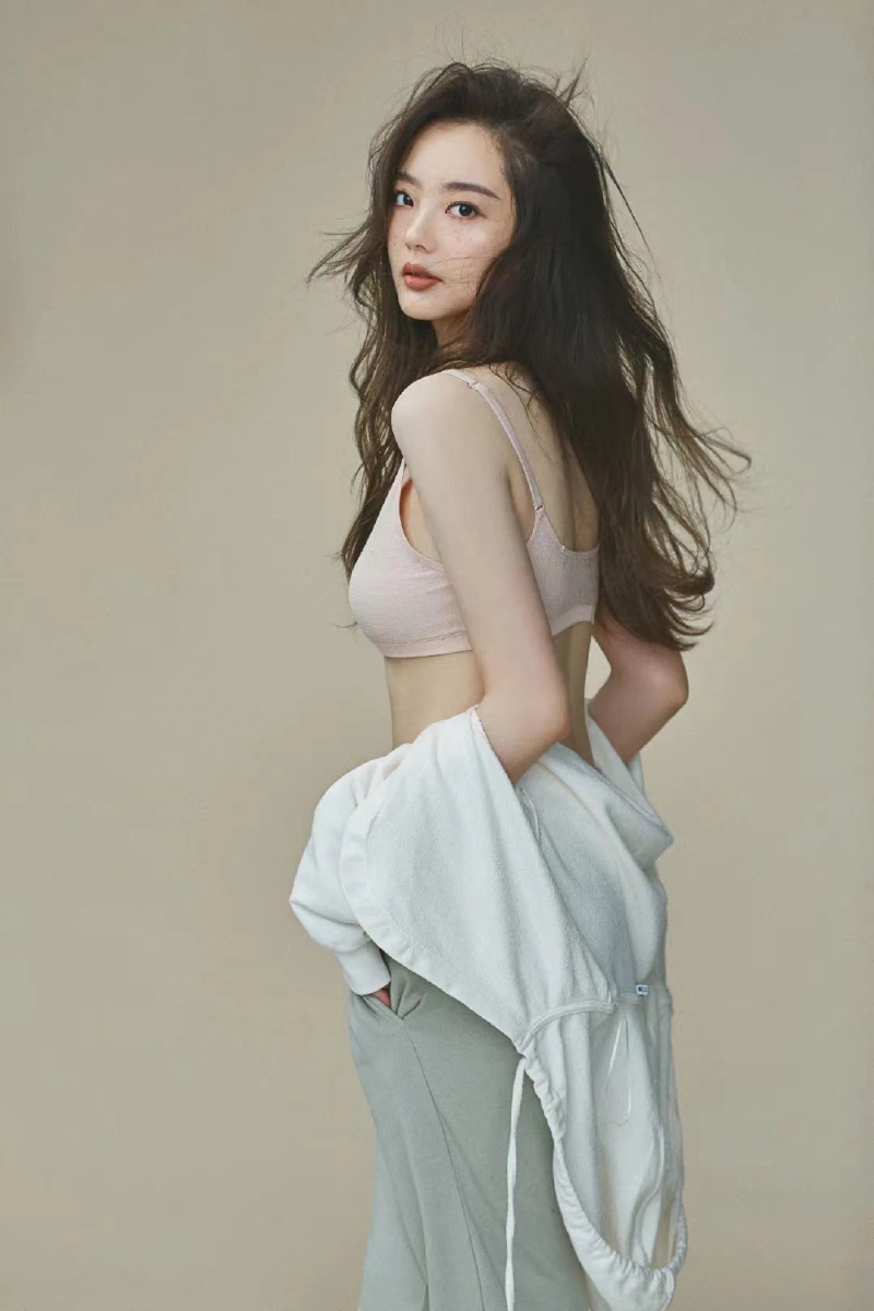 每一位女性都应该大胆的展示自己的优点和妩媚