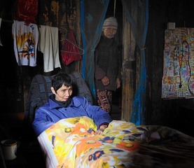 陈冬英，85岁，和身体病残的女儿从修建好就住这里.jpg