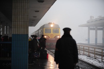 15日上午，西安开往广州的K647次列车进常德站，旅客正在排队候车.JPG