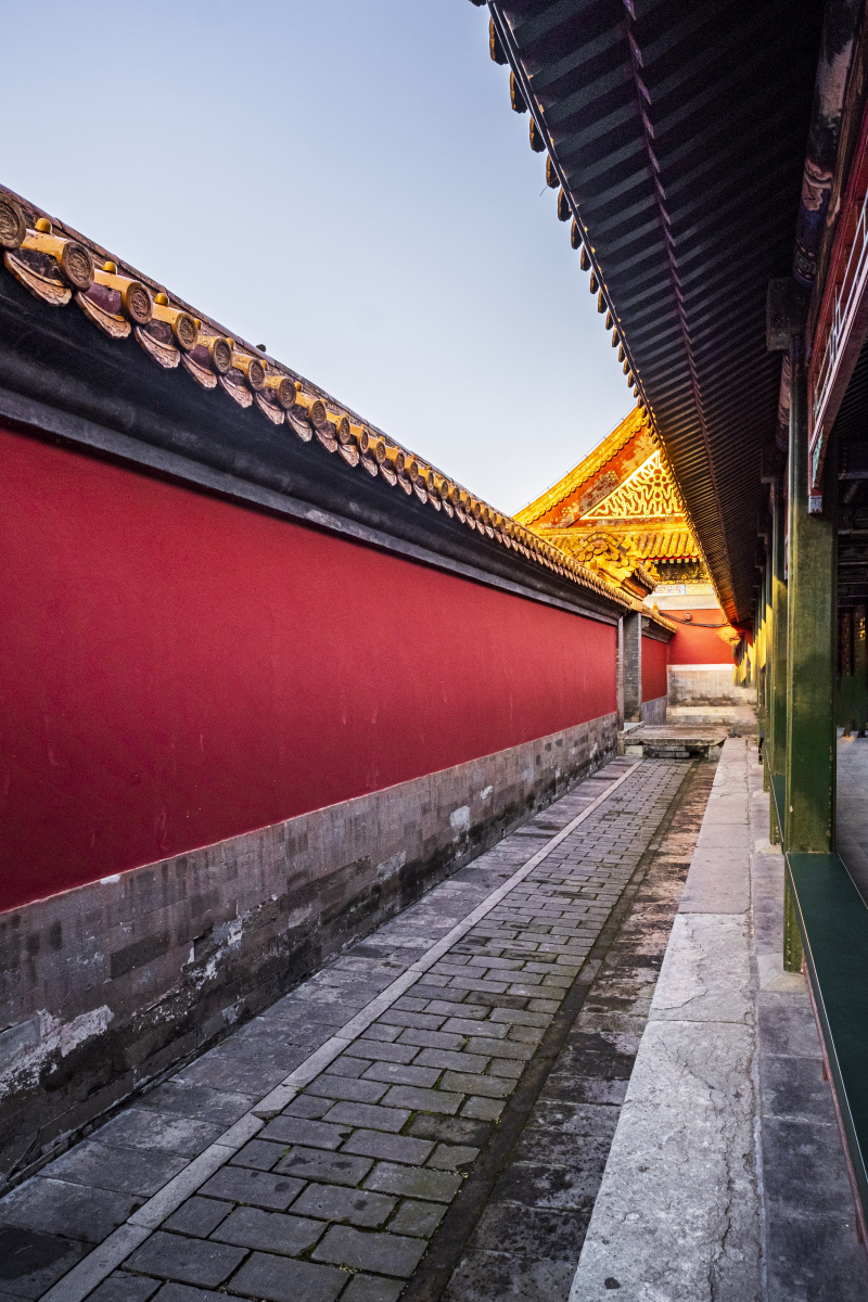 宫墙,蓝天与长廊