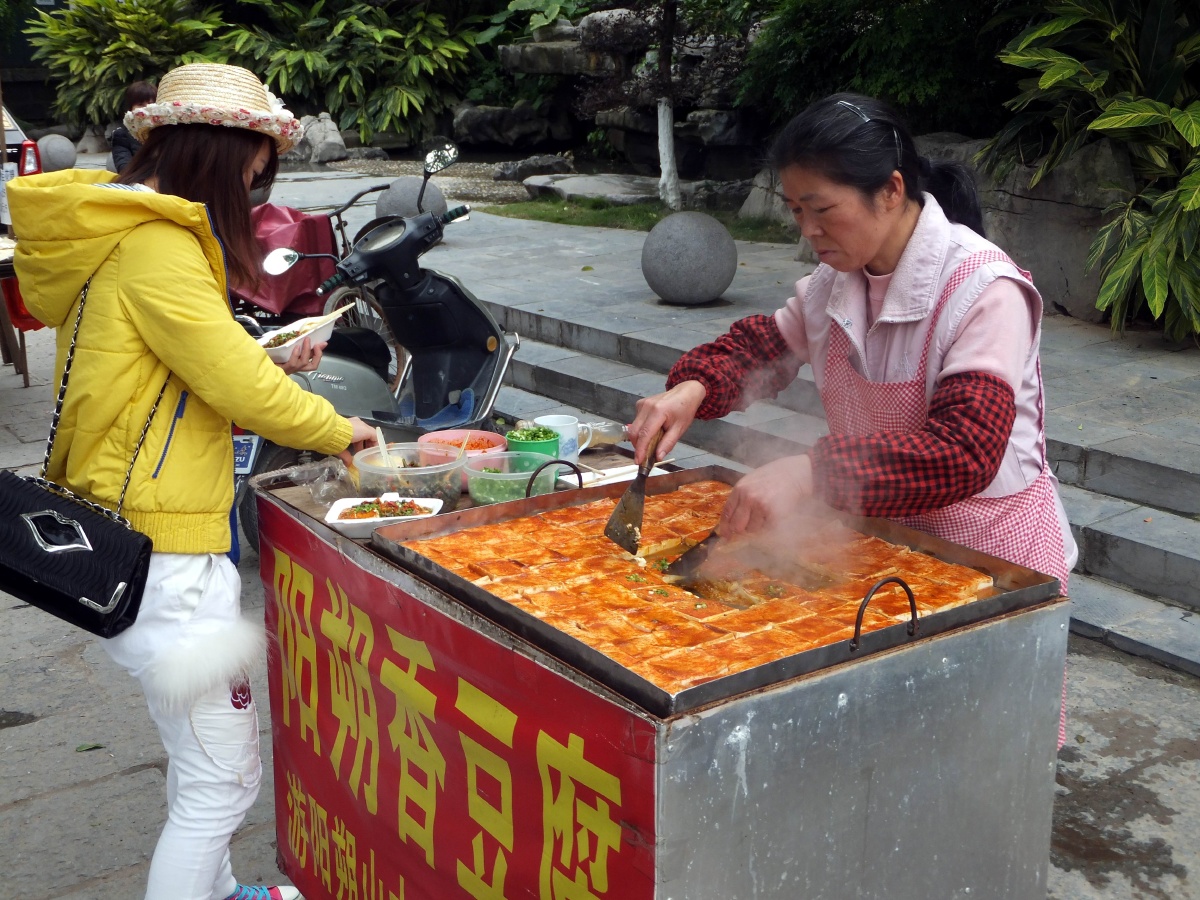西街风情(4)——《街头小贩》(摄于桂林阳朔西街)
