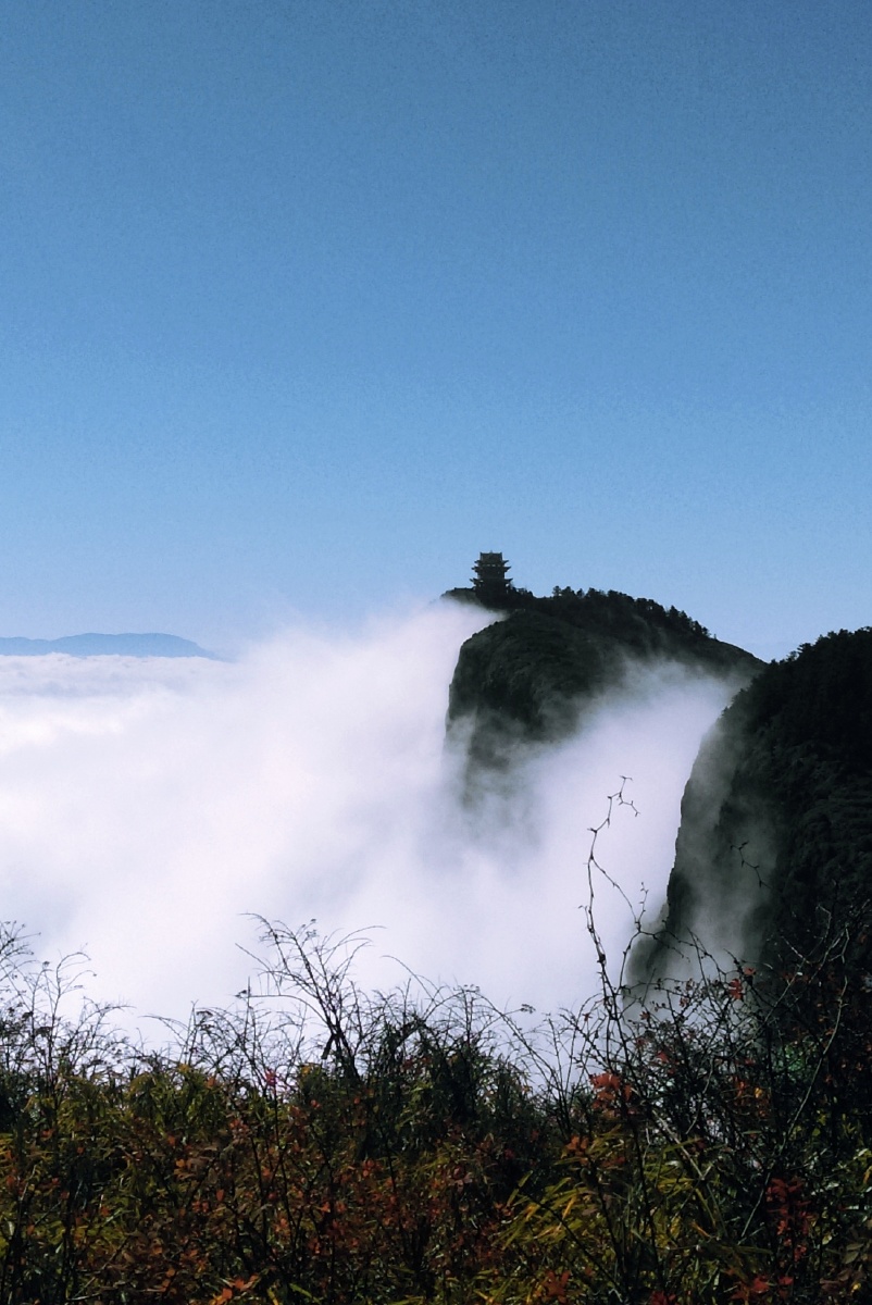 风云峨眉巅6万里浮云卷碧山摄于四川峨眉山金顶