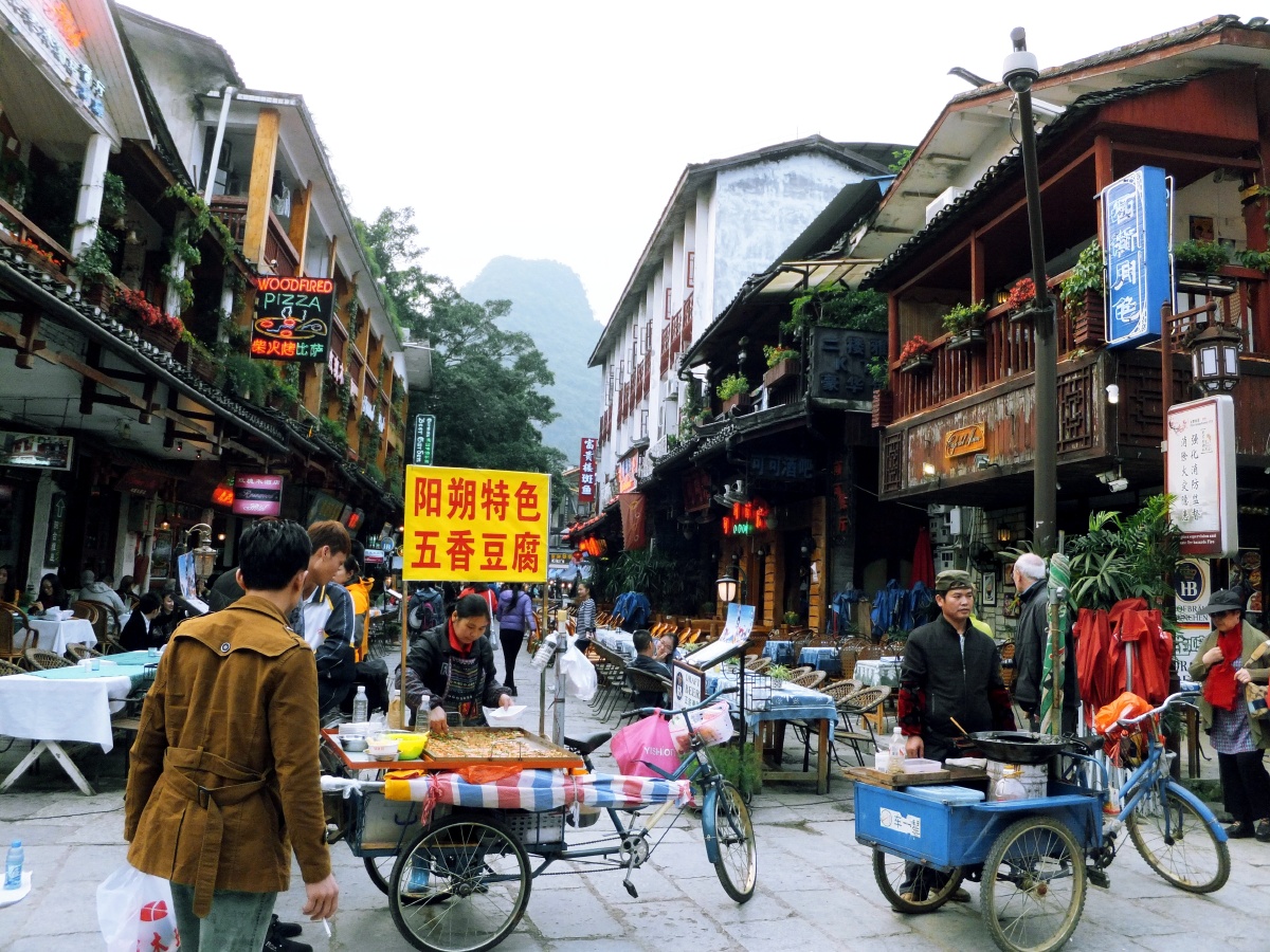 西街风情(4)——《街头小贩》(摄于桂林阳朔西街)