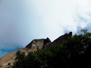 1587686