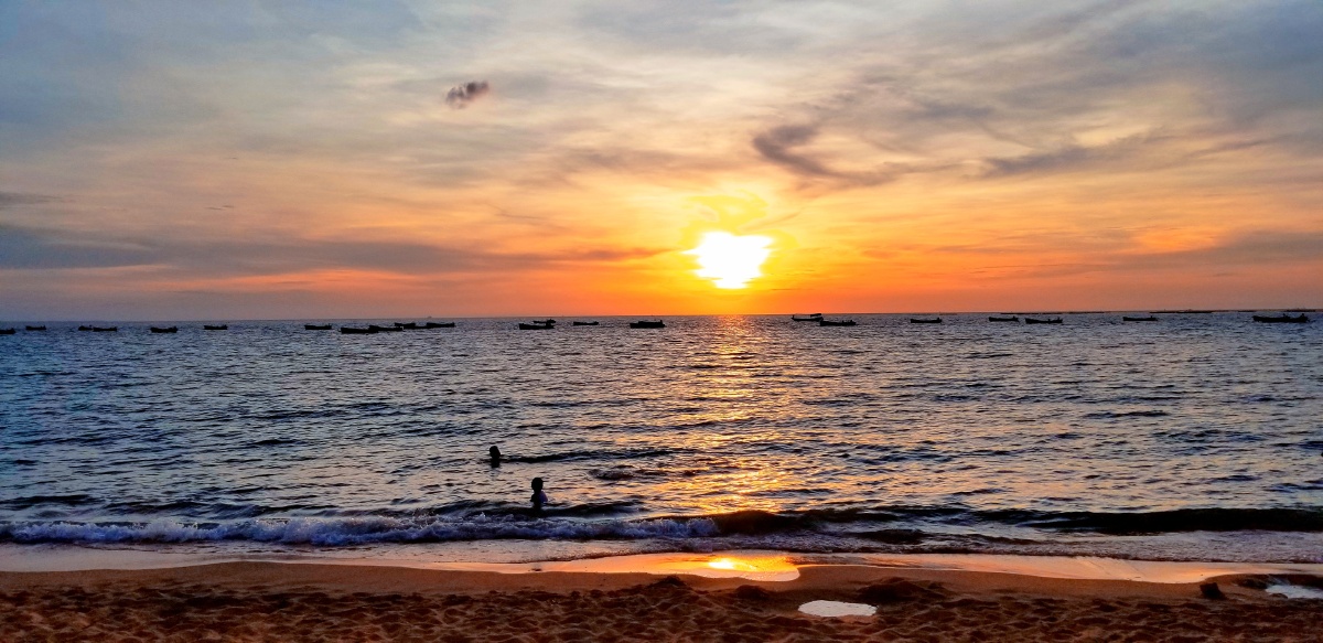 今日的晚霞多绚丽拍摄于海口西海岸荣山寮小渔村由于海南岛封海休渔三