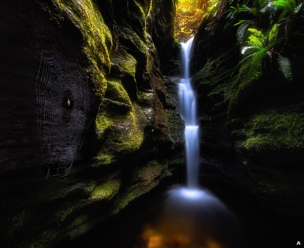灵感.12 《Secret Falls》<br />
之所以称Secret Falls,这是一个只有塔州当地摄影师了解并经常拍摄的一个隐藏瀑布,大部分摄影师会选择在同一机位用竖构图拍摄出瀑布的纵深感来表现那份独有的神秘,但我还是希望能给出自己的诠释。因为构图格式有限,最初的想法是要拍摄一张光线有别于他人的即可,但当我几乎拍摄完毕收脚架时却低头瞥见了这个蜘蛛网。我先手持无限贴近拍了几张蜘蛛网细节照片查看效果,当我回放照片时,马上想到了为什么不把蜘蛛网和瀑布放在一起拍呢。像打了鸡血的我又重新展开架势,套上偏振镜严肃认真的拍了两组不同曝光,景深的照片。以蜘蛛网为前景,利用景深合成思路去拍摄一张我能诠释的神秘瀑布。<br />
<br />
建议:不经意间注意观察主景物周边的细节以提供创作灵感,拍摄瀑布流水时加上一片偏振镜往往会带来不错的效果,将图像的所有元素放在一起是很重要的,但学会怎样组合是关键<br />
<br />
后期:首先在LR里对组图白平衡加暖同步,后导入PS进行景深,曝光合成。对合成后的照片拉一个中灰度对比度曲线,再局部调整颜色的饱和度以及亮度。柔化带有青苔的部分,最后锐化岩石,蜘蛛网等细节。<br />
<br />
