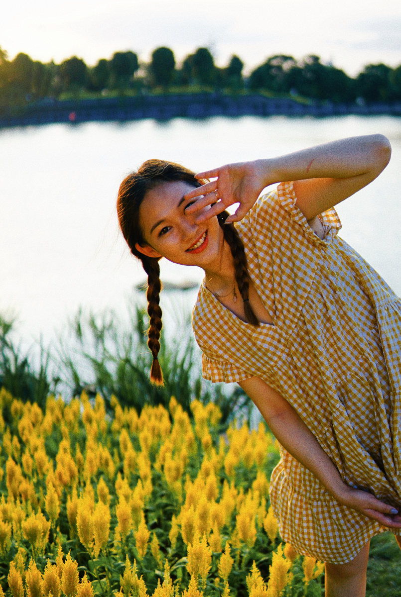 阳光下的湖边少女