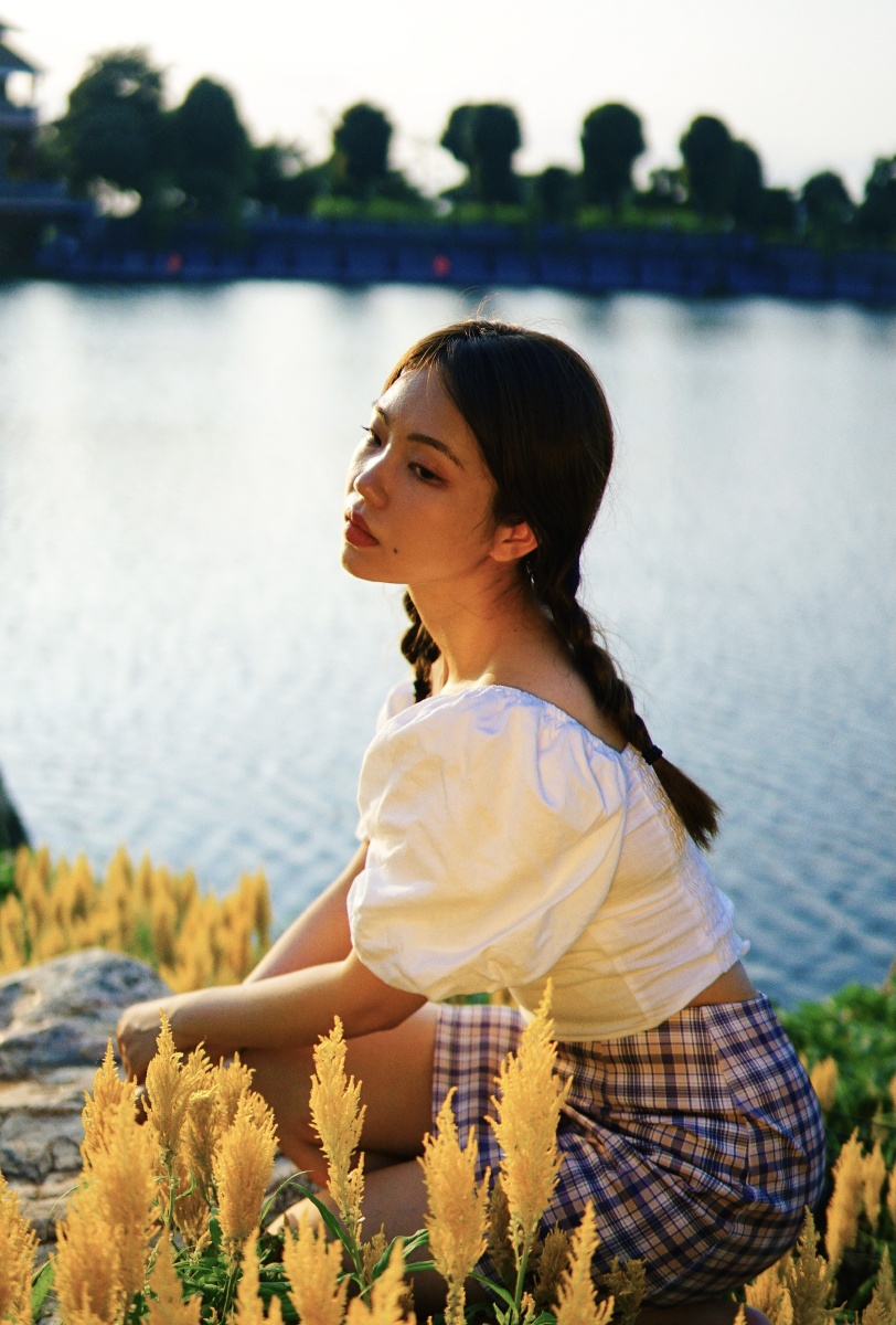 阳光下的湖边少女