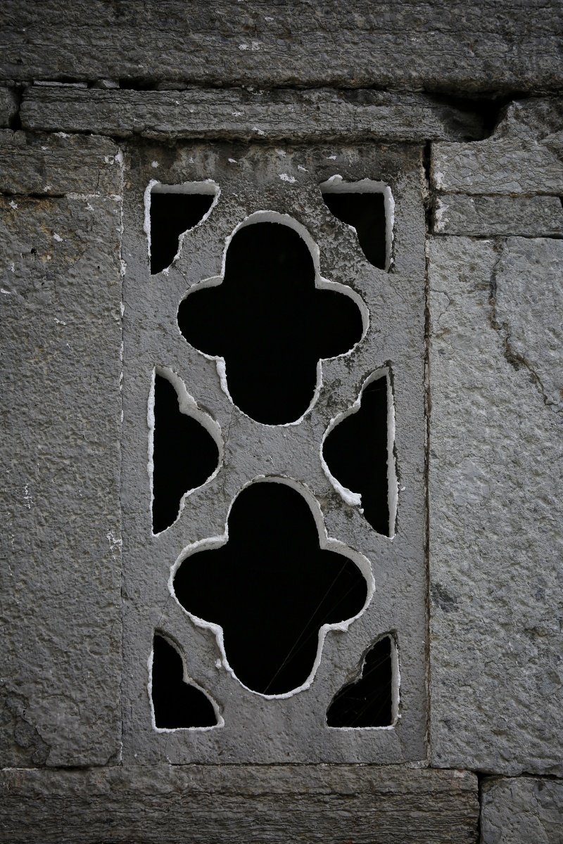 《石窗 》 摄于贵州省安顺市周边村寨,这样雕琢精美的各式石窗,大多有