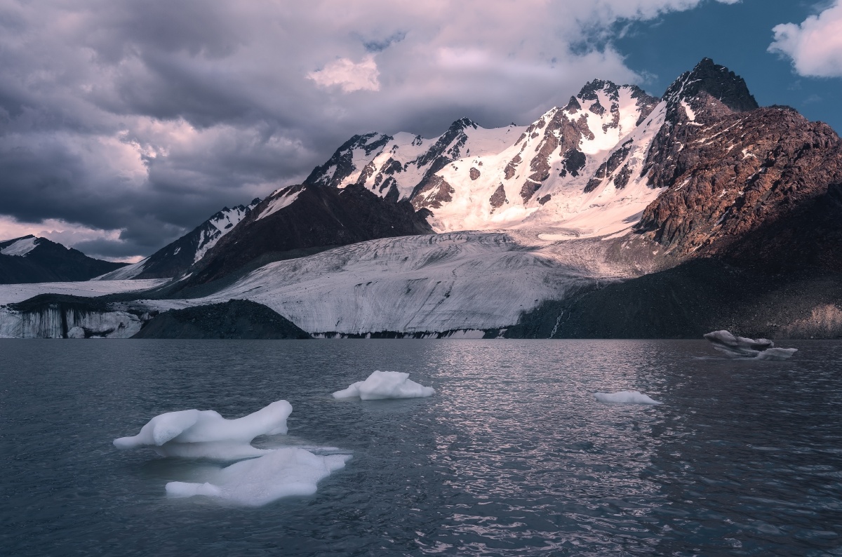 博格达峰下的冰湖