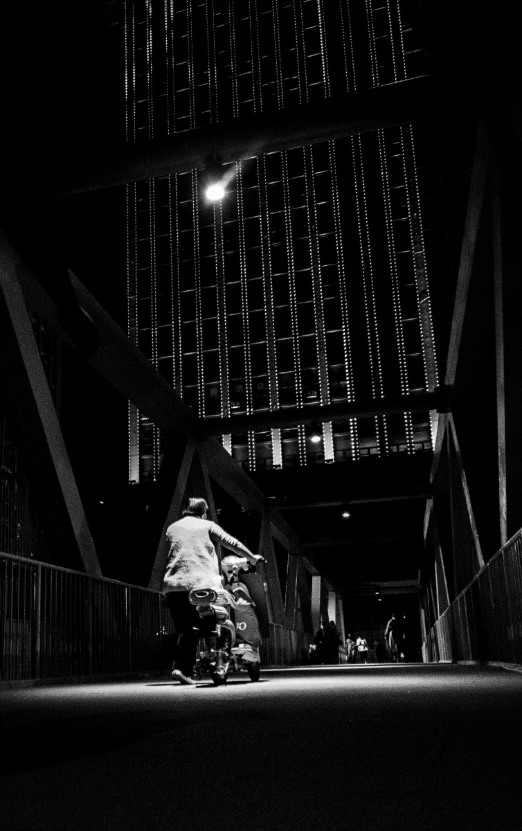 每座城市都有一群夜归人因为他们城市才变得如此美丽