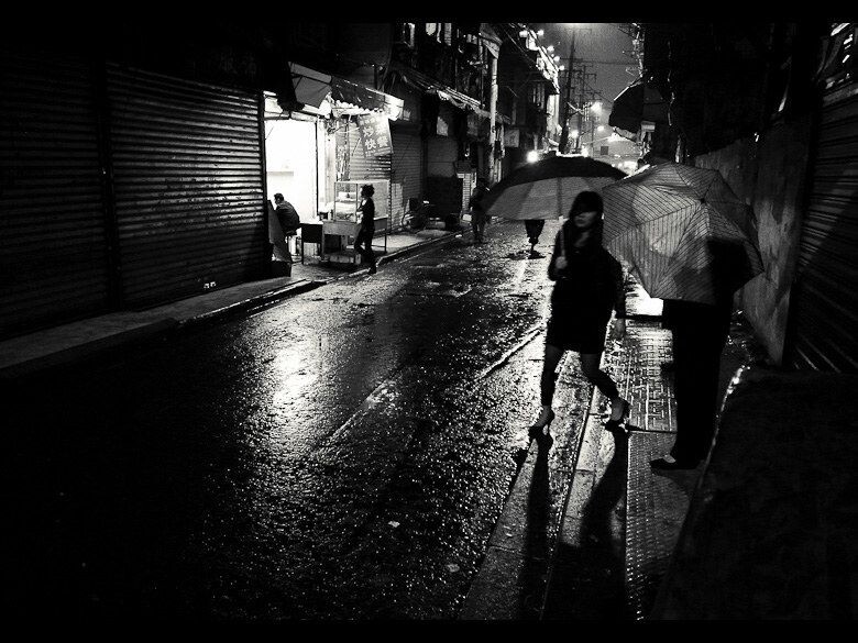 雨中的两位姑娘<br />

