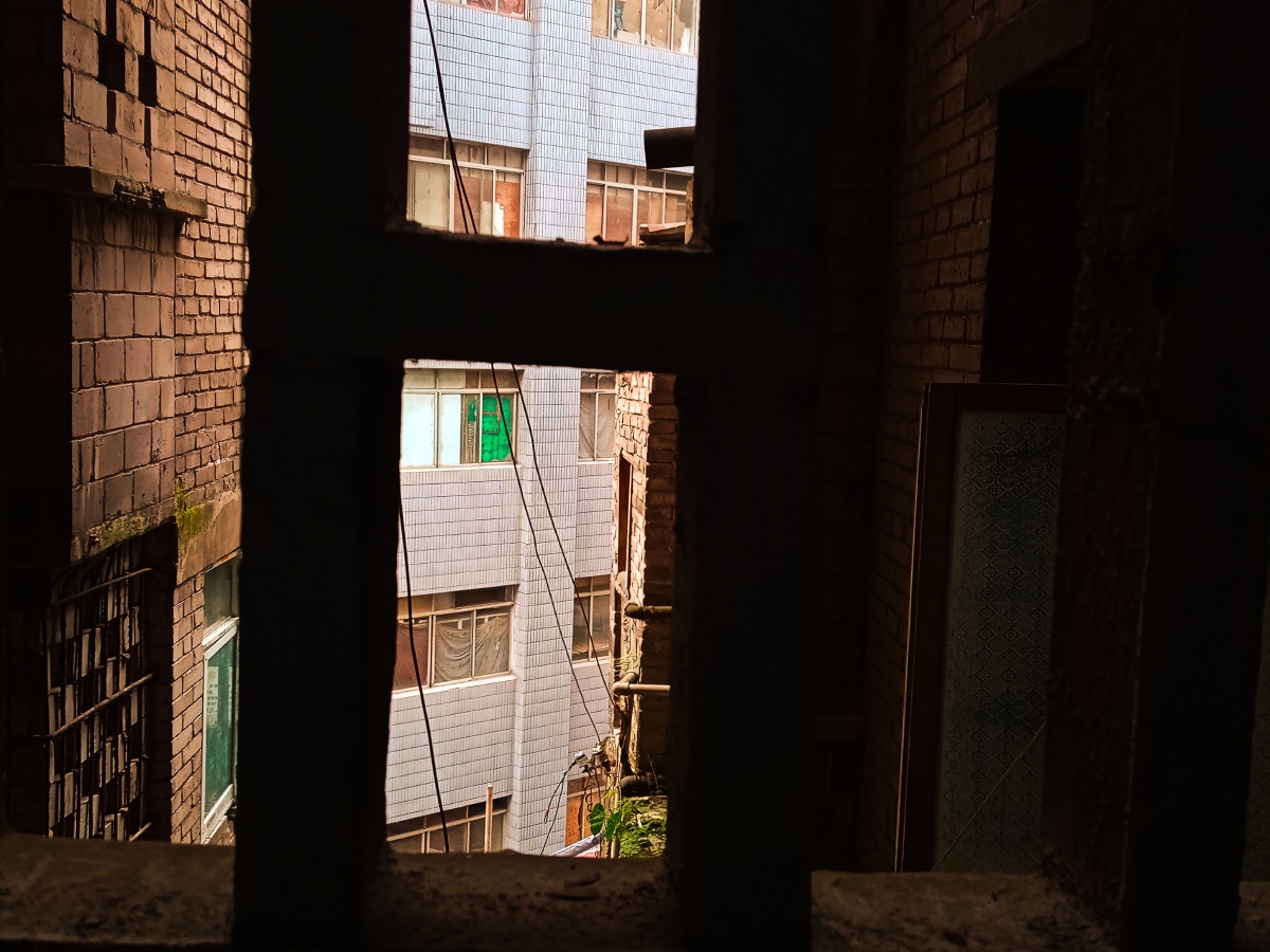 逼仄的楼梯间狭小的屋子这里很破旧这里很温暖这里是我的家